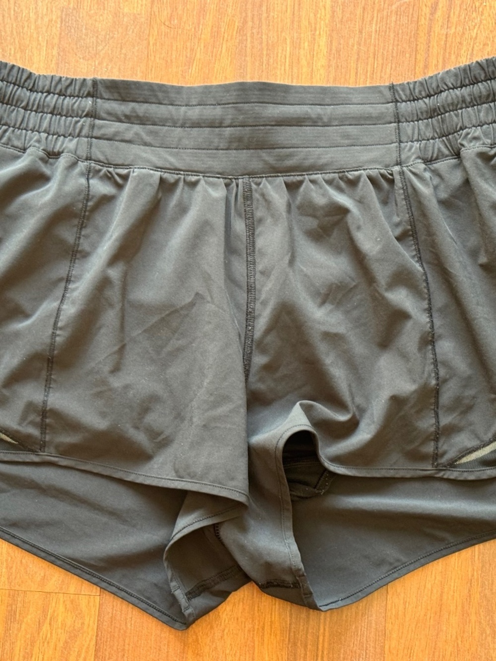 Lululemon Hot Hot High Rise Shorts 2.5" --size 12 - VGUC